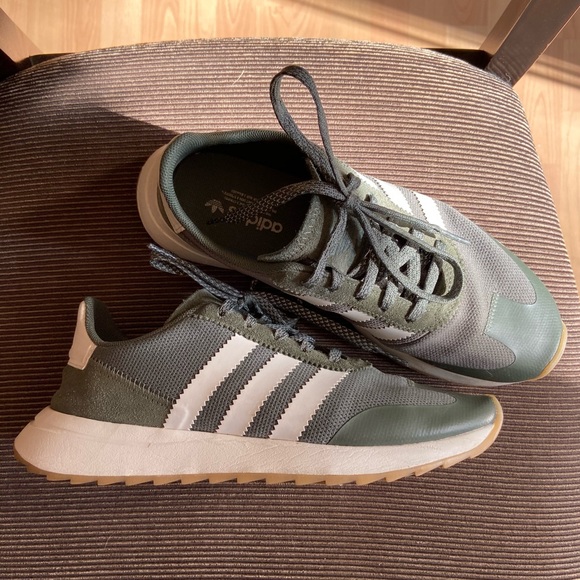 Flashback Sneakers - Picture 2 of 5